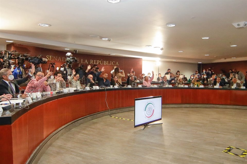 Como se preveía, con su mayoría y la de sus aliados en el Senado, Morena aprobó en comisiones el dictamen de la reforma que permitirá a la Defensa Nacional asumir el control de la Guardia Nacional.