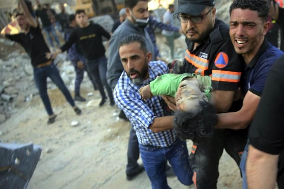 Plaestinos cargan el cuerpo de un menor de edad en el pueblo de Beit Lahiya, al norte de la Franja de Gaza.