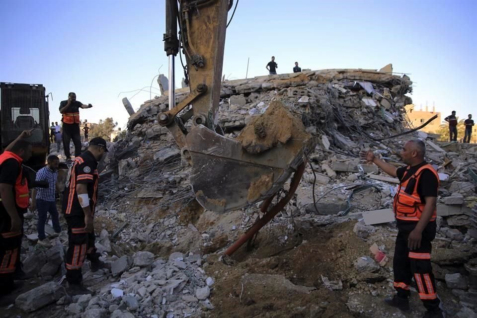 Rescatistas palestinos buscan a sobrevivientes en los escombros de un edificio en el norte de la Franja de Gaza.