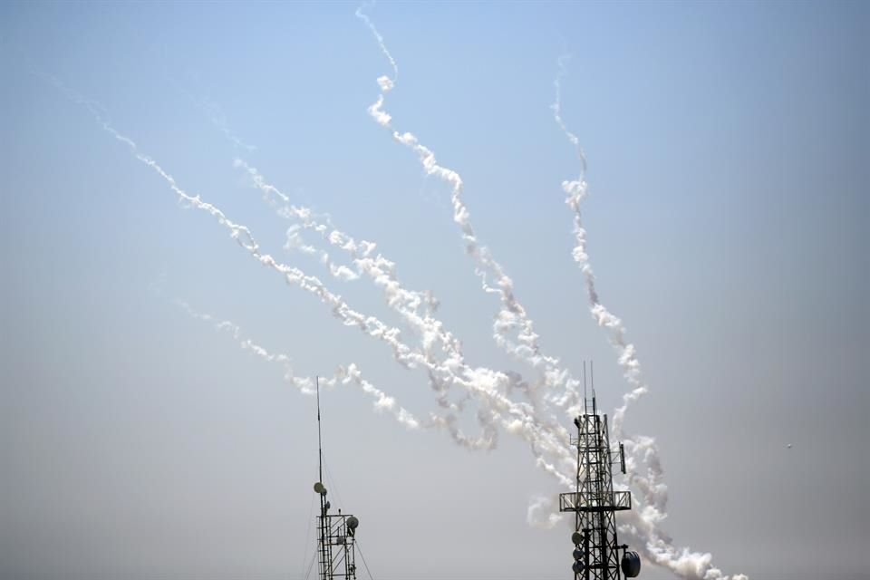 Cohetes son lanzados desde Gaza hacia Israel.