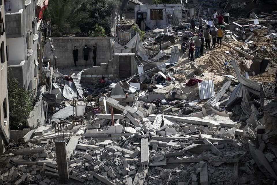 Palestinos recorren hogares destruidos en Gaza.