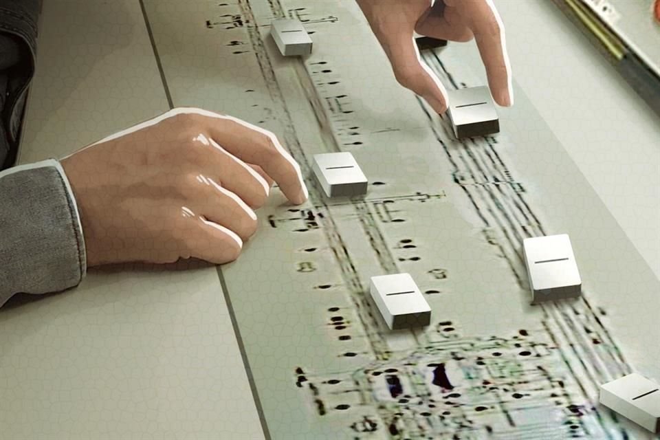 Los controladores del tráfico de trenes del Metro operan un sistema artesanal de fichas de dominó para calcular recorridos y distancia de convoyes y evitar accidentes.