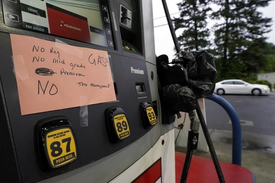 Anuncio de que no hay combustible en una bomba de gasolina en una estación de servicio en Charlotte, N.C.