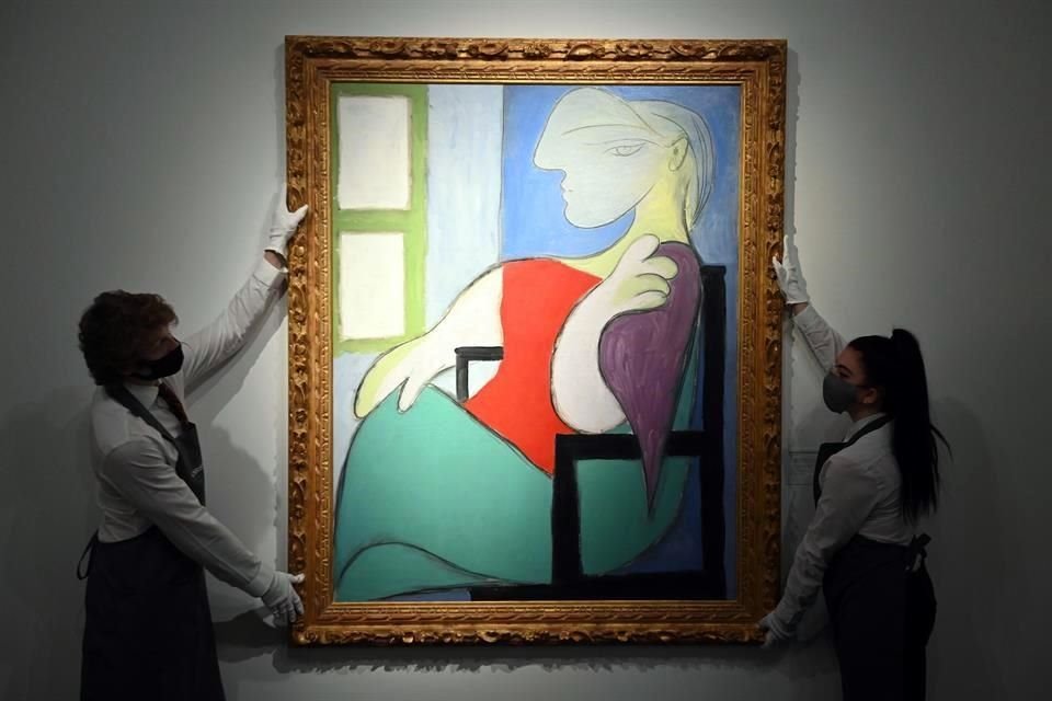 El cuadro 'Mujer sentada junto a una ventana' se vendió por 103.4 mdd en subasta.