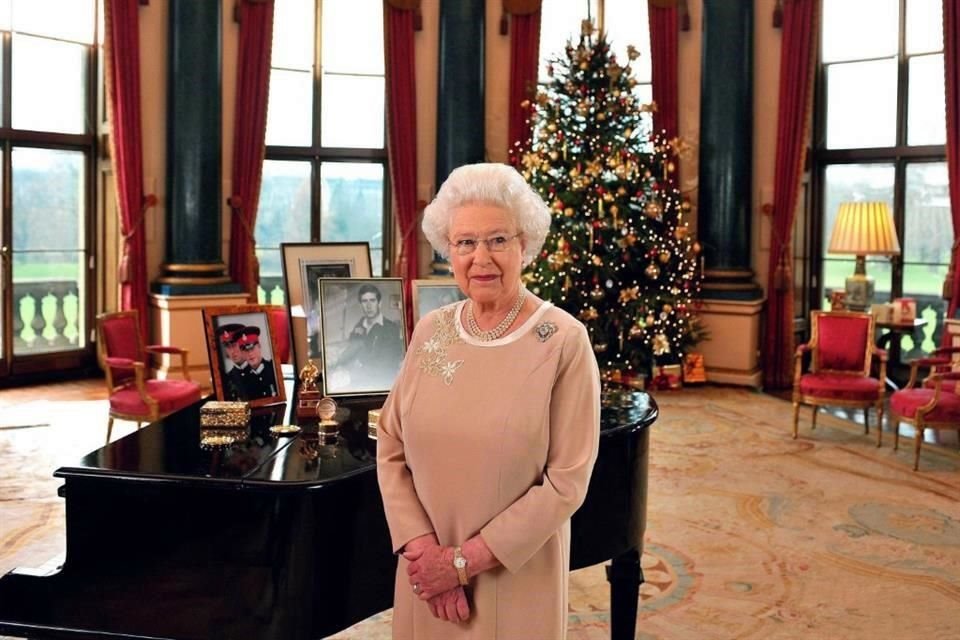 La Reina Isabel II en el cuarto de música del Palacio de Buckingham después de grabar un mensaje por Navidad en 2008.
