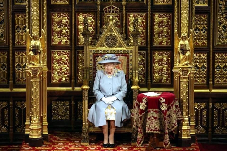 Isabel II sentada en el Trono del Soberano en la Cámara de los Lores en 2021.