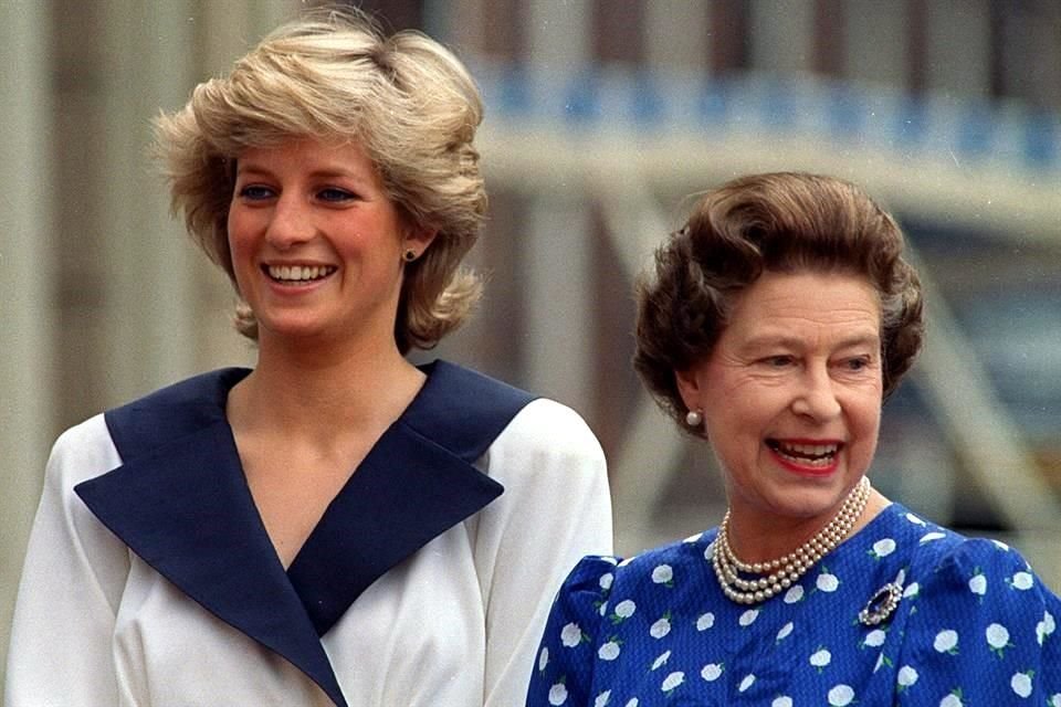 La Princesa Diana junto a la Reina Isabel en una foto de 1987.