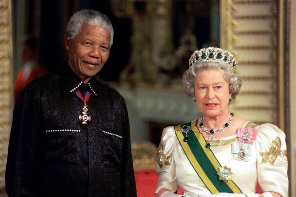 El Presidente de Sudáfrica Nelson Mandela   junto a la Reina Isabel en 1996.