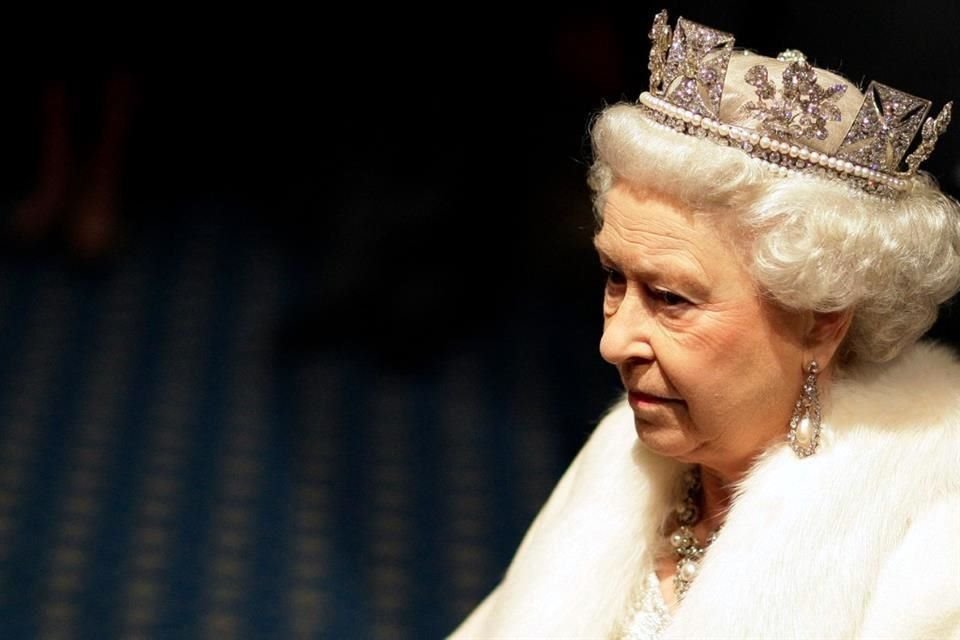 La Reina Isabel II en 2008 durante la apertura del Parlamento británico.