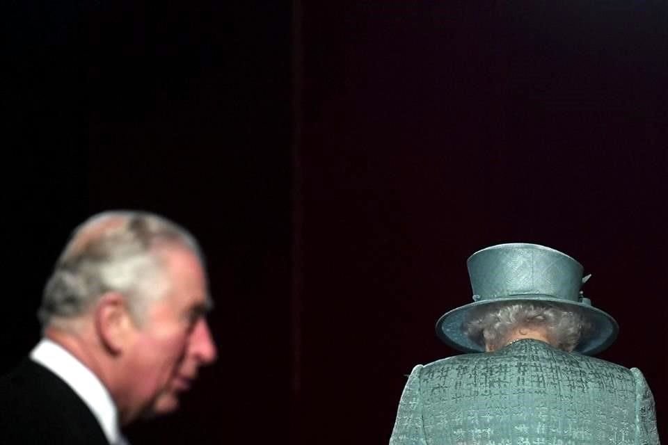 El Príncipe Carlos y su madre durante la apertura del Parlamento en Londres.