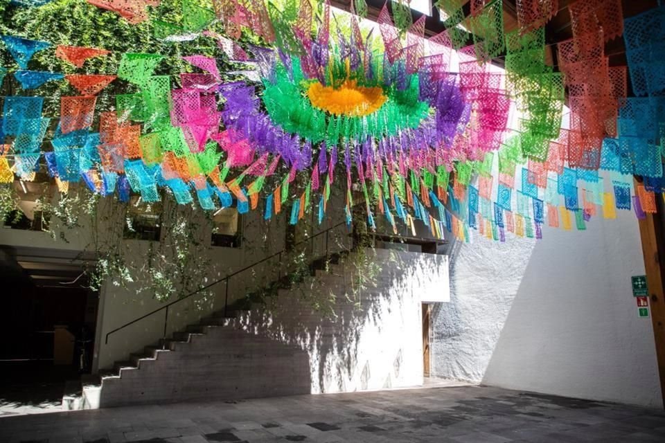 En el patio de la galería, colgaron tiras de papel picado con el diseño de algunas de las  piezas expuestas, con la idea de vincular la muestra a la fiesta mexicana, explicó Ortega.