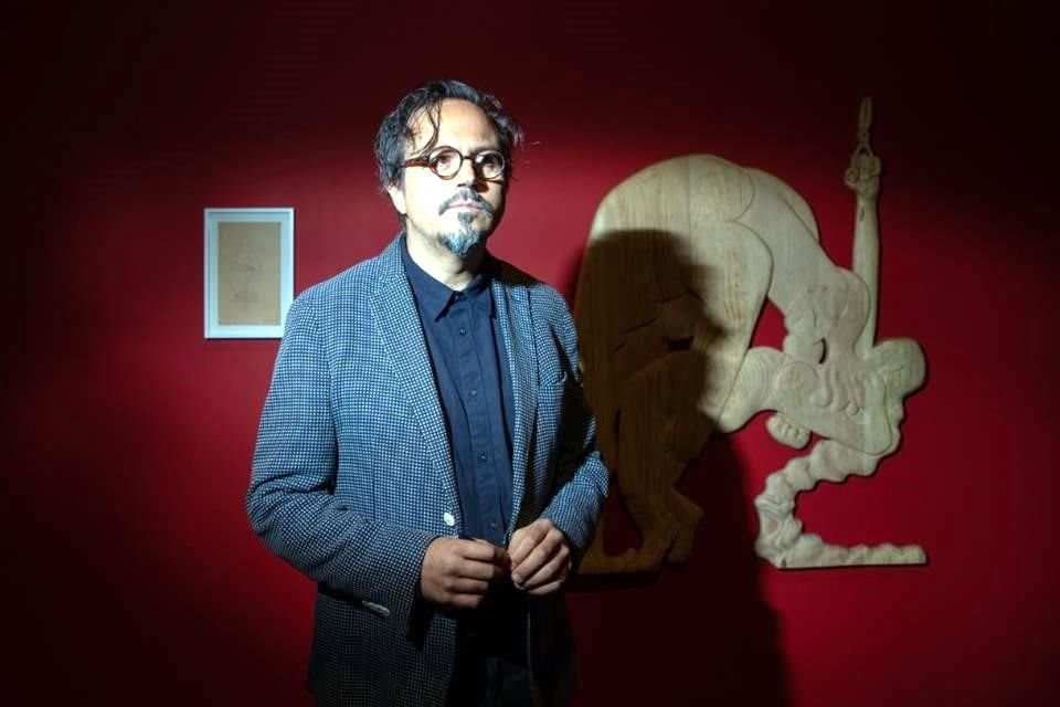 El artista Damián Ortega,  quien a través de su proyecto editorial Alias lanzó un volumen que compila una selección de los dibujos, realiza ahora una intervención museística en la muestra.