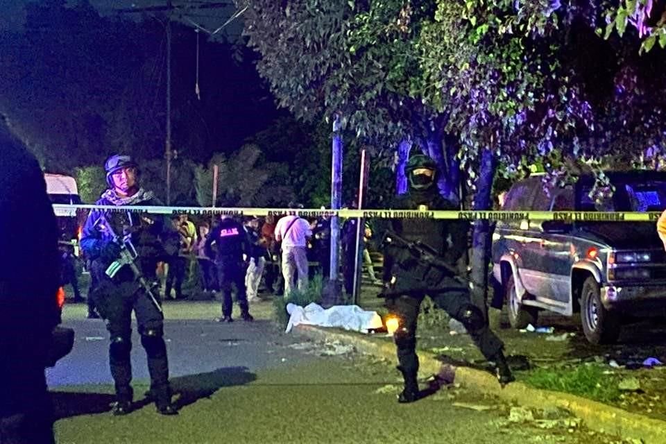 Un hombre estaba al costado de un automóvil cuando fue asesinado a balazos en la calle Ferrocarriles Nacionales y Ahuizotla, en Naucalpan.