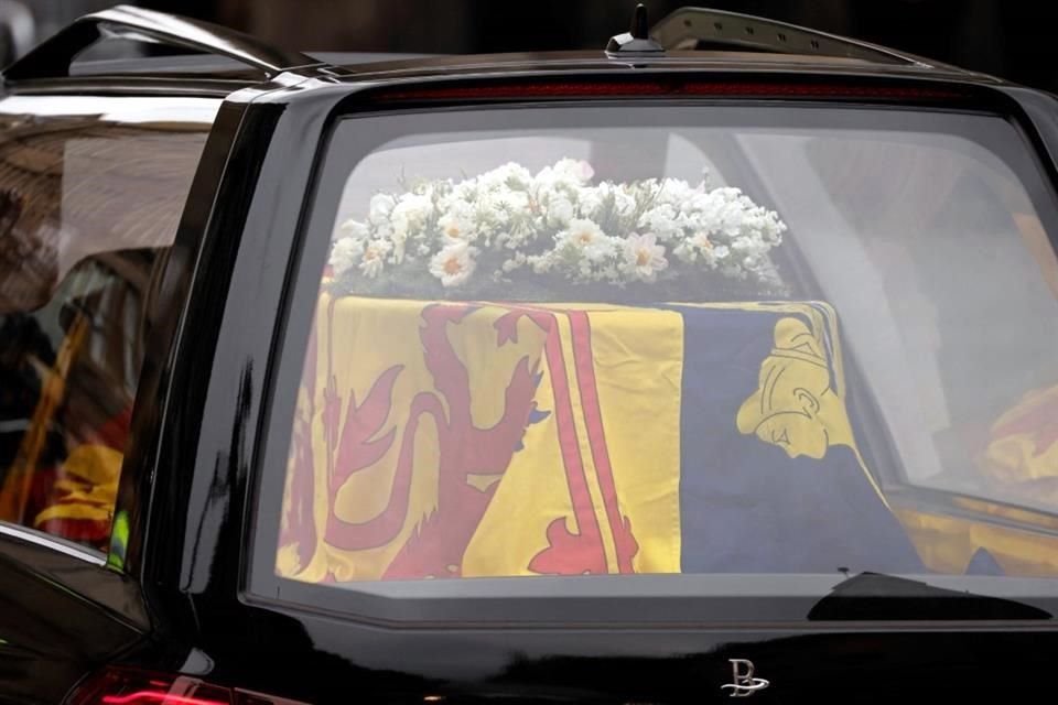 El ataúd de la Reina Isabel cubierto con el estandarte de Escocia durante su procesión de este domingo.