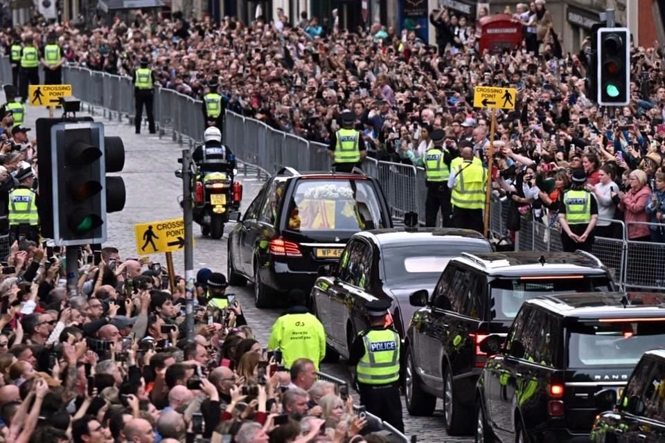 El cortejo fúnebre de la Reina Isabel avanza por las calles de Edimburgo.