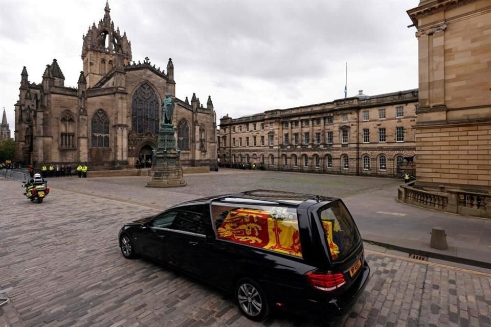 El ataúd de la Reina Isabel en su camino a Edimburgo.