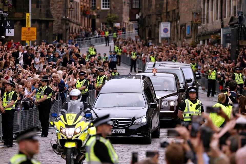 Personas en Escocia miran el paso del cortejo fúnebre de la Reina Isabel.