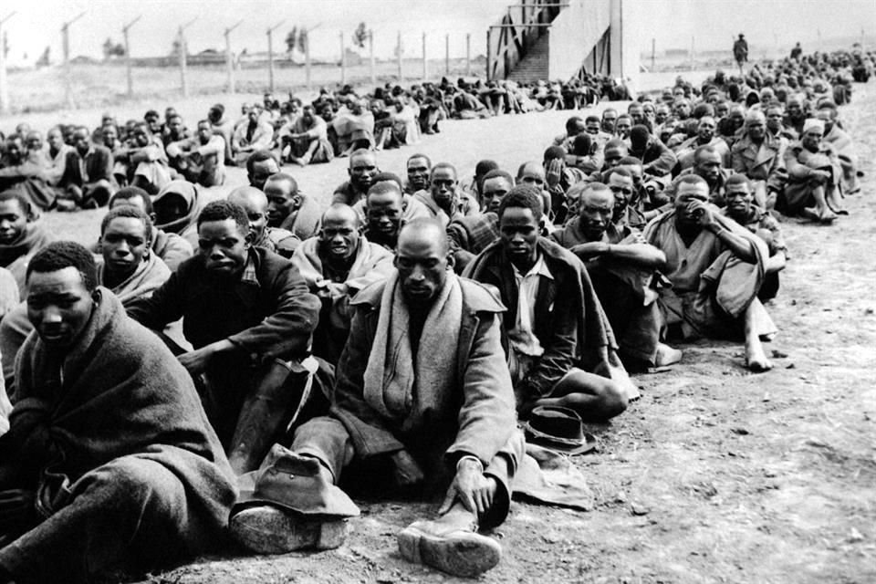 Hombres de la tribu Kikuyu detenidos durante la Rebelión Mau Mau contra el Gobierno colonial de RU.