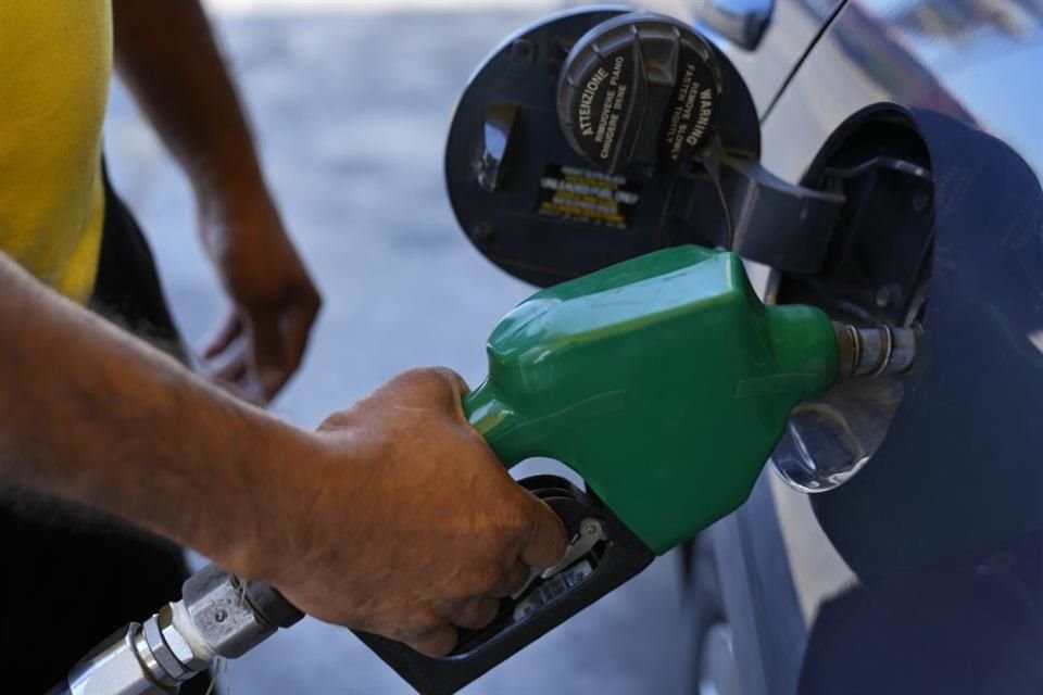 Los consumidores están pagando entre 22 y 24 pesos el litro de gasolina regular, y entre 25 y 26 pesos por un litro de premium.