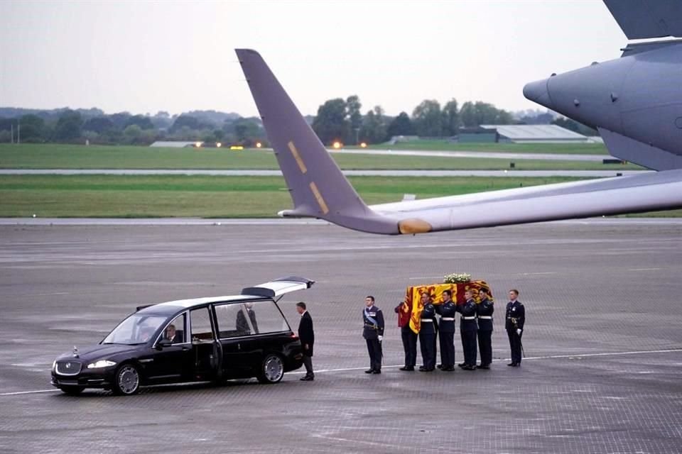 Portadores transportan el ataúd de la Reina Isabel a un auto tras su llegada a Londres.