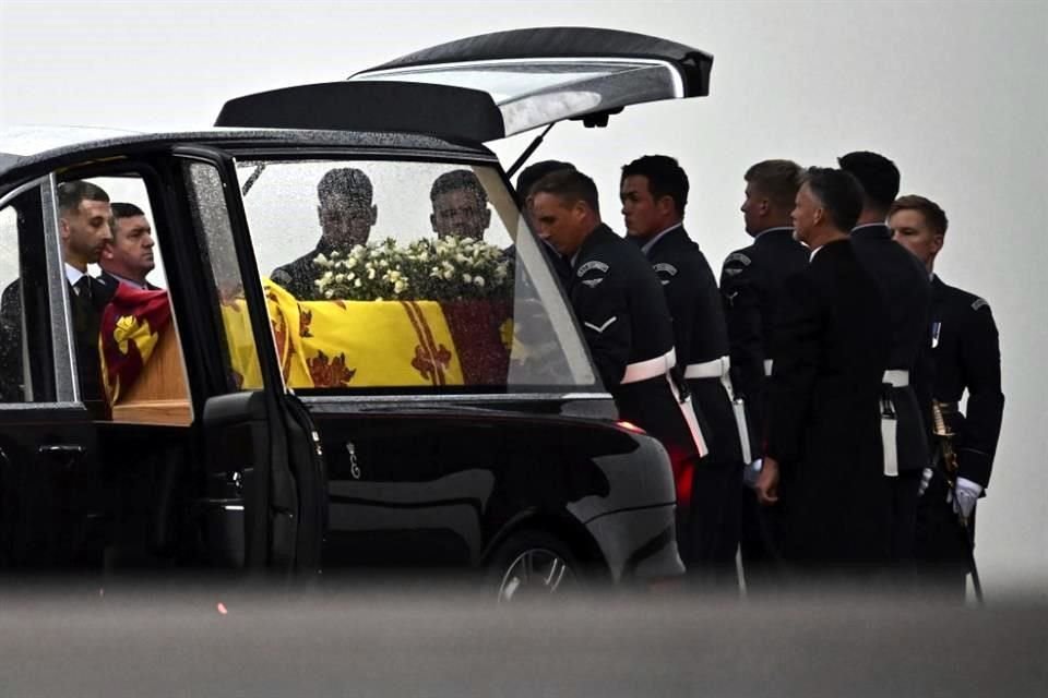El ataúd de la Reina es colocado en una carroza fúnebre en el Aeropuerto de Northolt, en Londres.
