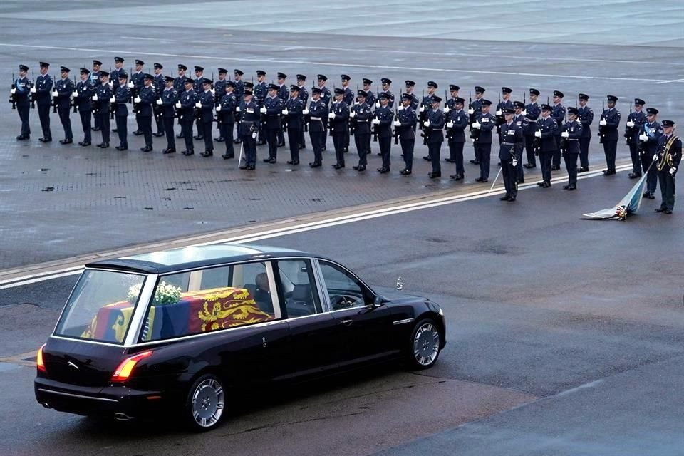 Militares hacen fila para honrar el paso de los restos de la Reina Isabel II.