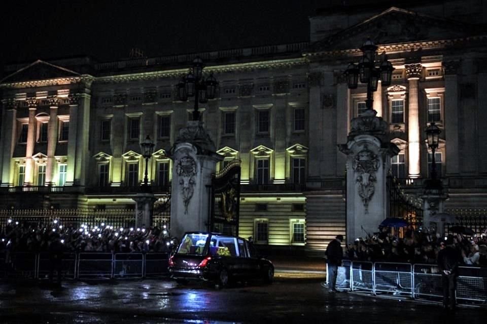 La carroza que lleva el ataúd de la Reina Isabel entra al Palacio de Buckingham, en Londres.