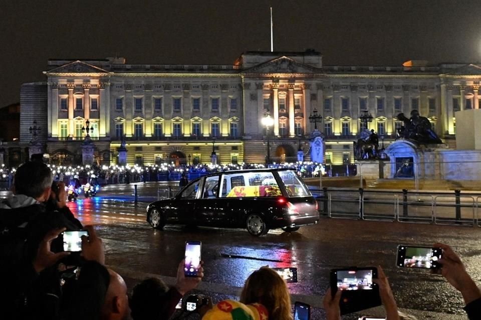 El coche fúnebre que lleva los restos de la Reina Isabel frente al Palacio de Buckingham.