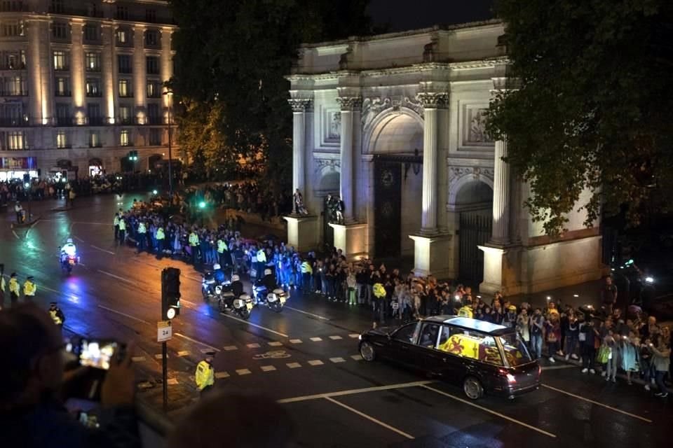 Miles de personas se dieron cita en las calles de Londres para ver pasar el ataúd de la Reina.