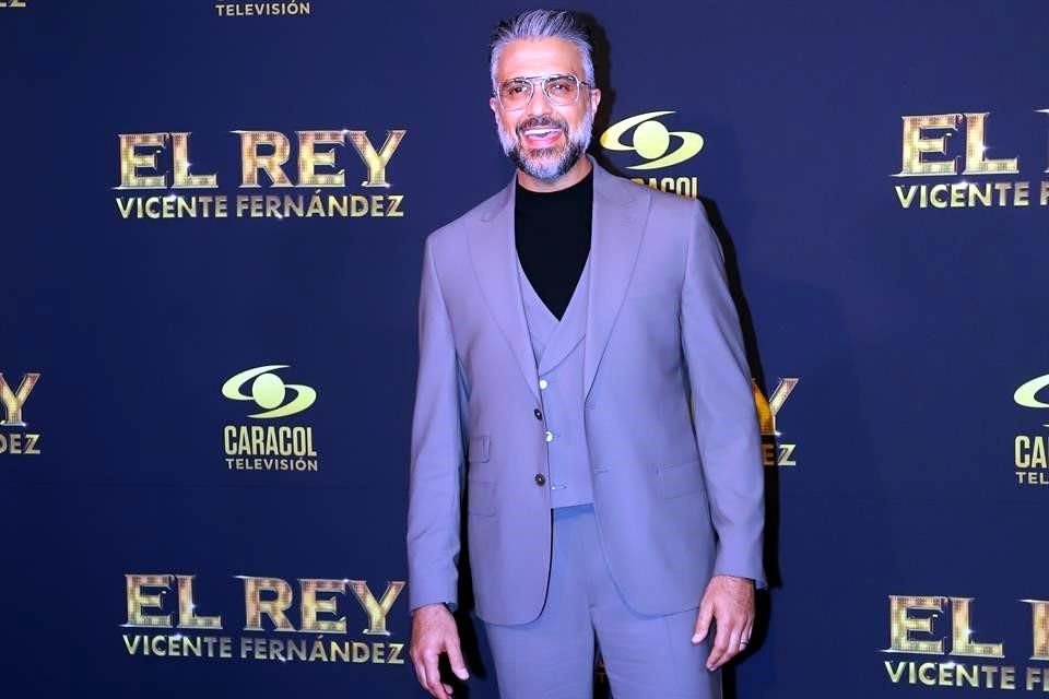 Jaime Camil encabezó el desfile de famosos en el estreno de la serie 'El Rey, Vicente Fernández', de Netflix.