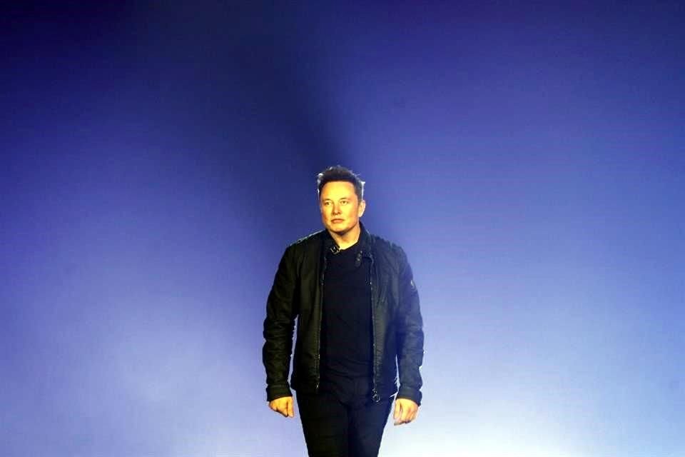 Elon Musk, que en abril propuso comprar la red social a 54.20 dólares por acción antes de renunciar a la adquisición en julio, envió esta semana a Twitter una carta señalando que está dispuesto a proceder con el compromiso, al precio convenido inicialmente.