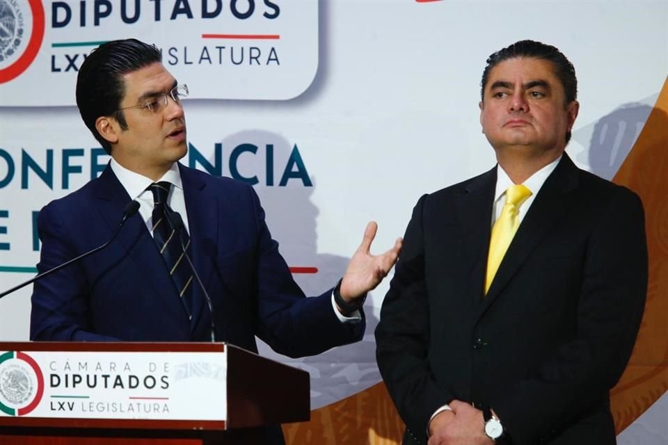 El panista Jorge Romero y el perredista Luis Espinosa Cházaro en conferencia.
