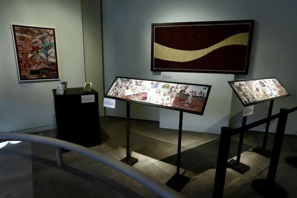 Santiago Robles exhibe la muestra '¡Ya nos cayó el chahuixtle!' en el Museo Nacional de la Revolución, con obras realizadas con granos.