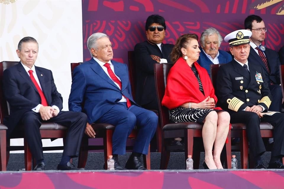 AMLO, su esposa, el presidente de la Corte, el titular de Semar (adelante). Evo Morales y José Mujica (atrás). 