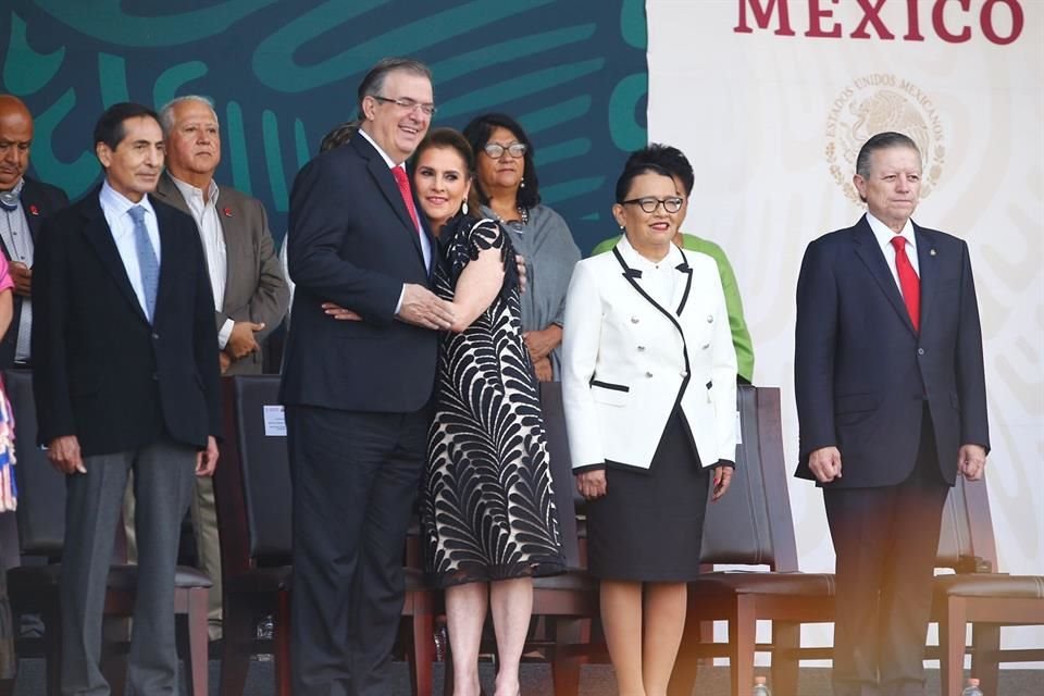 El Canciller Ebrard y Beatriz Gutiérrez Müller, esposa del Presidente, abrazados.