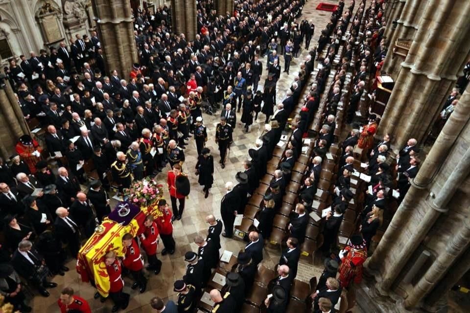 El ataúd de la Reina al entrar a la Abadía de Westminster.