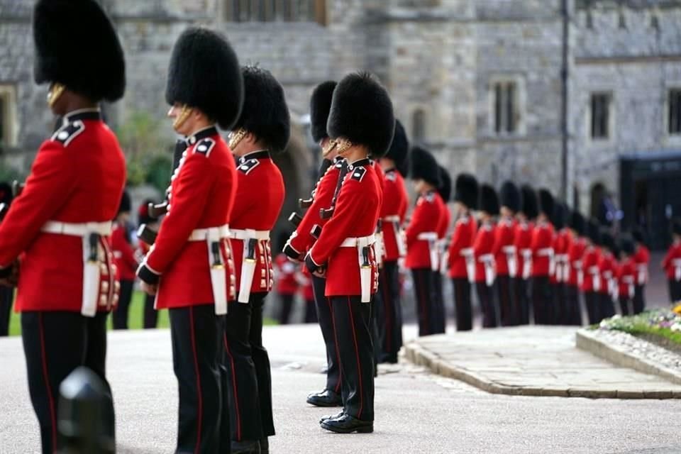 Guardias hacen fila en la Capilla de San Jorge, en el Castillo de Windsor.