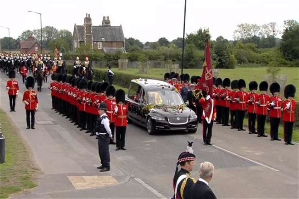 La carroza fúnebre de la Reina Isabel poco antes de su llegada al Castillo de Windsor.