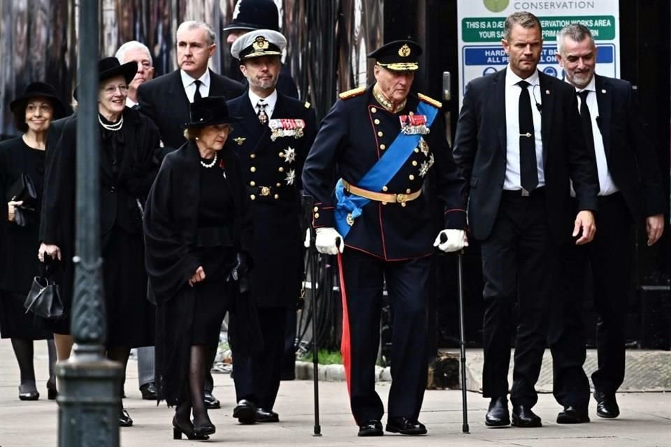 La Reina Margarita II de Dinamarca asistió a las exequias.