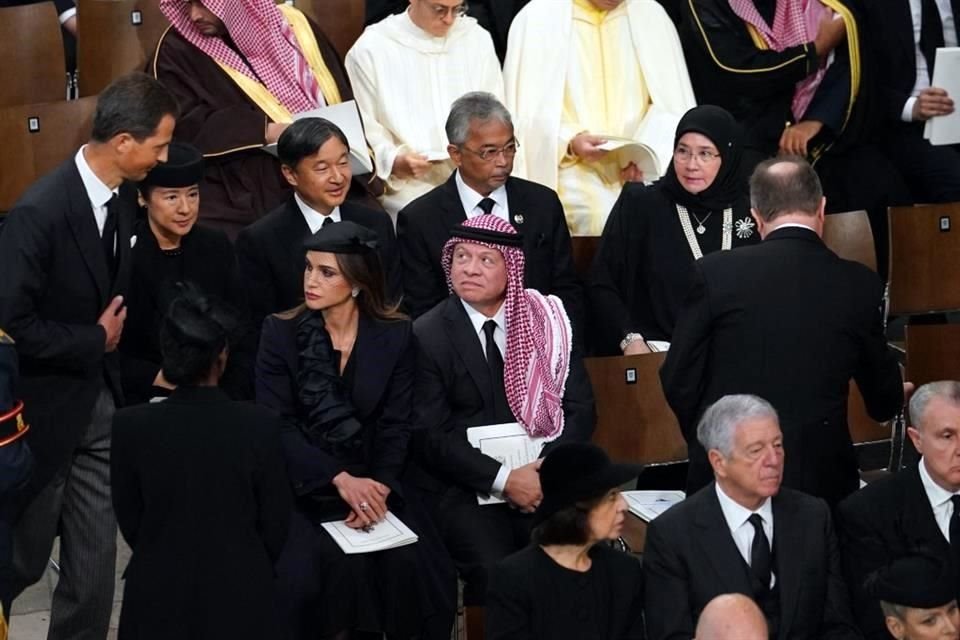 El Rey Abdullah II y la Reina Rania Al-Abdullah de Jordania se sentaron al frente.
