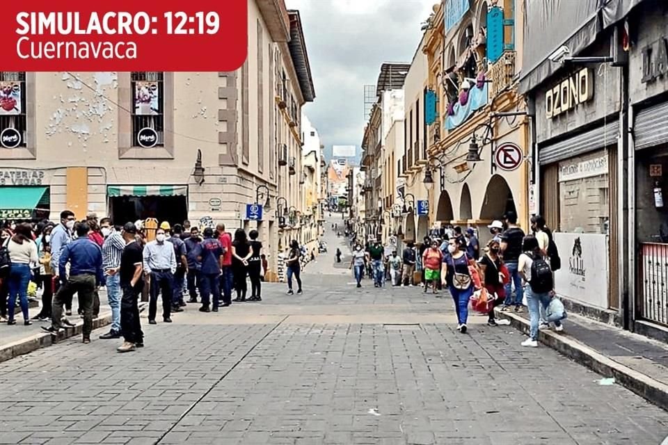 En el centro de Cuernavaca, sobre la calle Morelos, el simulacro tuvo poca participación.