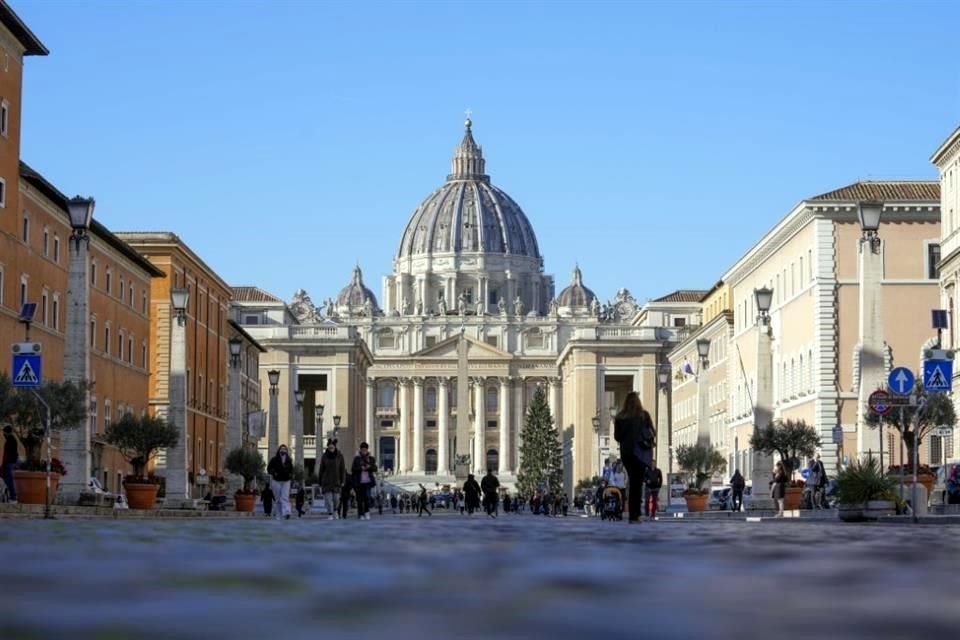 Vista a lo lejos de la Plaza de San Pedro en el Vaticano.