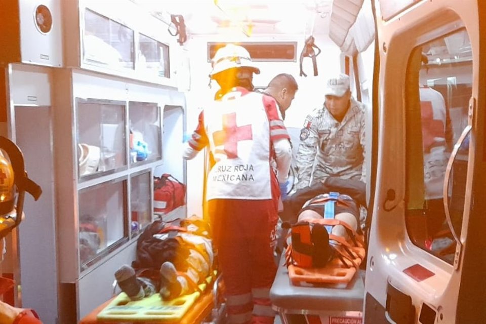  En el lugar laboran cuerpos de emergencia para realizar el traslado de los heridos.