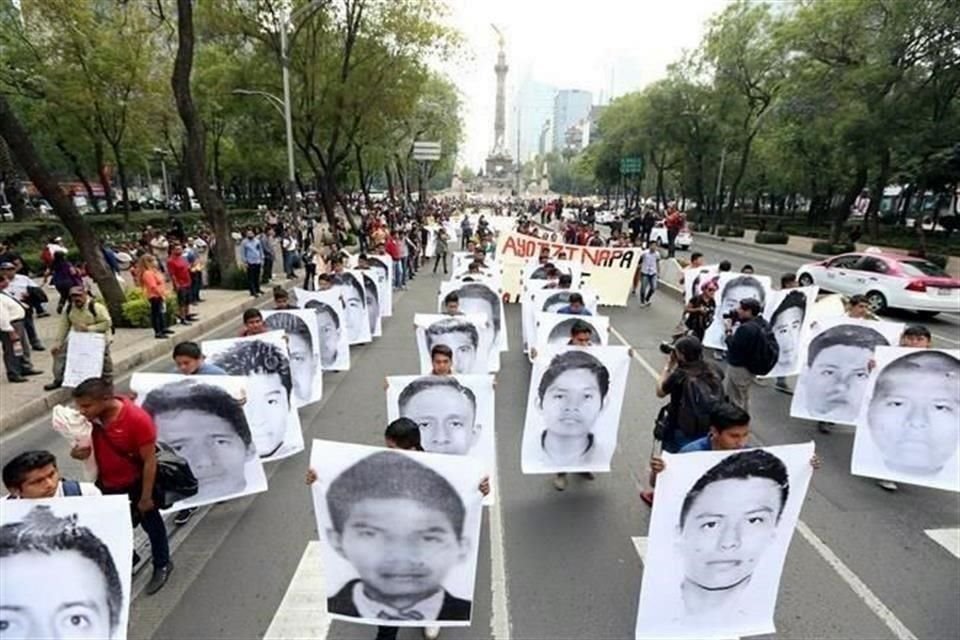 Familiares de los 43 normalistas de Ayotzinapa durante una marcha en Paseo de la Reforma, Ciudad de México.