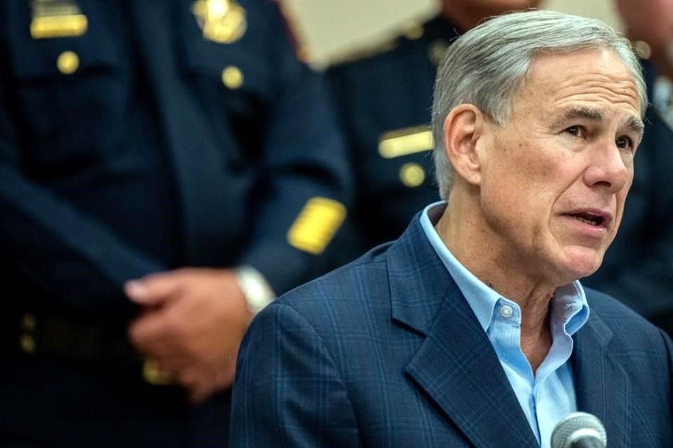 El Gobernador de Texas, Greg Abbott, habla durante una conferencia de prensa en Houston el 13 de septiembre.