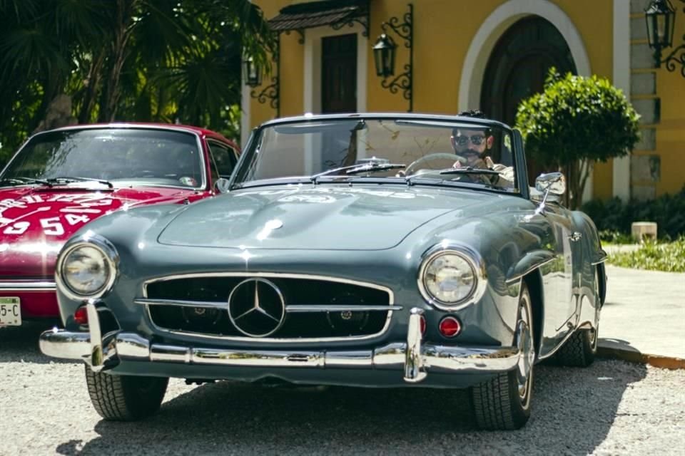 los automóviles europeos fabricados en los años cincuenta y sesenta, impulsaron la pasión por los autos antiguos de Sebastián Figueroa.