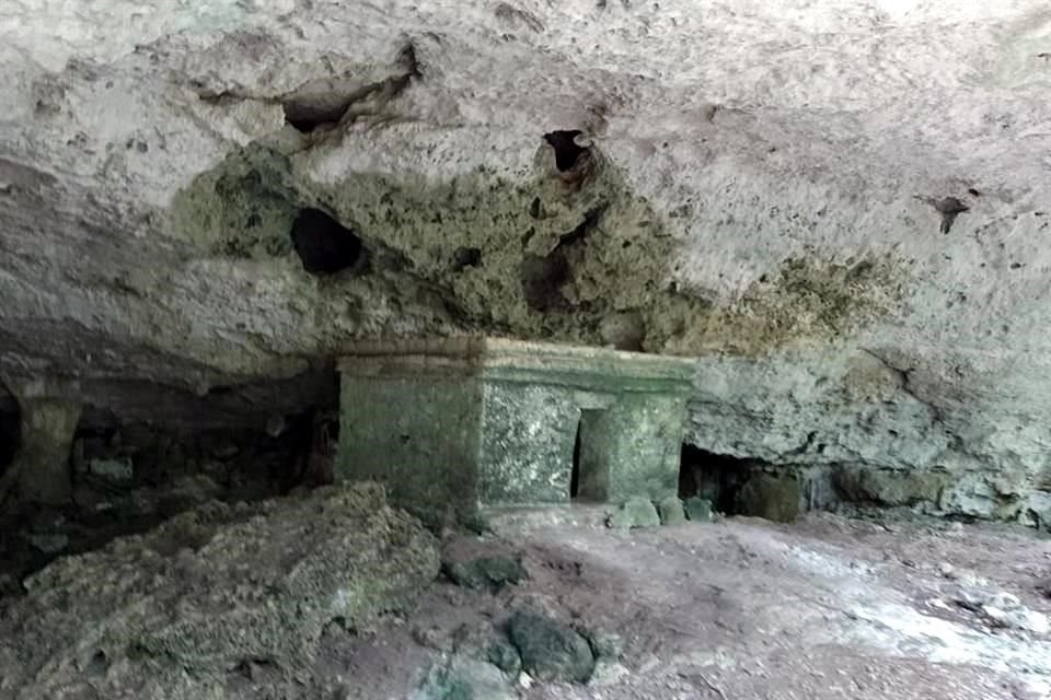 Interior de la Cueva Ocho Balas, parte del área que se librará con la propuesta del INAH de hacer un viaducto elevado para el tren.