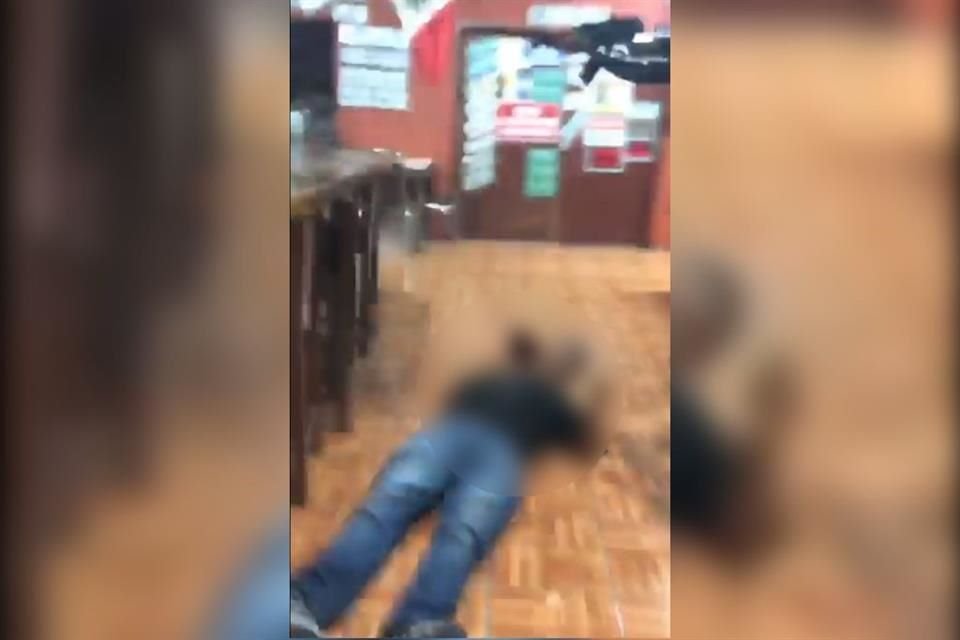 En plenas fiestas patronales, hombres armados irrumpieron ayer a balazos en un billar de Tarimoro, Guanajuato, donde mataron a 10 personas.