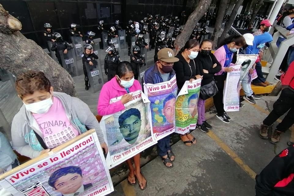 Familiares de los normalistas desaparecidos de Ayotzinapa protestan frente a la FGR en la Ciudad de México.