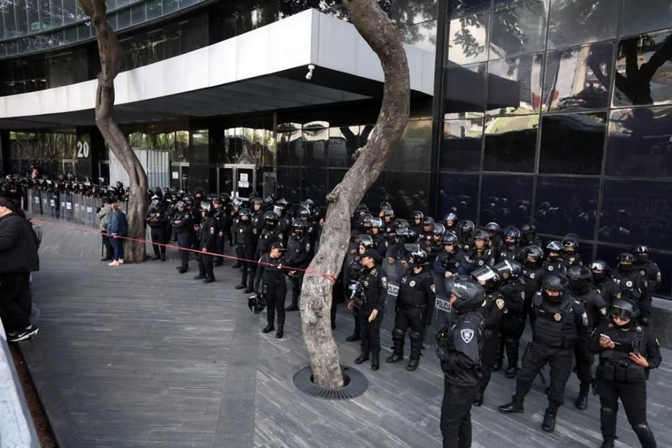 Decenas de policías capitalinos resguardan la sede la FGR en la Glorieta de Insurgentes, en la CDMX.